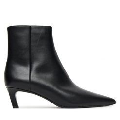 Botki Calvin Klein. Czarne botki damskie Calvin Klein, bez wzorów, bez obcasa, na słupku, bez zapięcia. Za 679.99 zł.