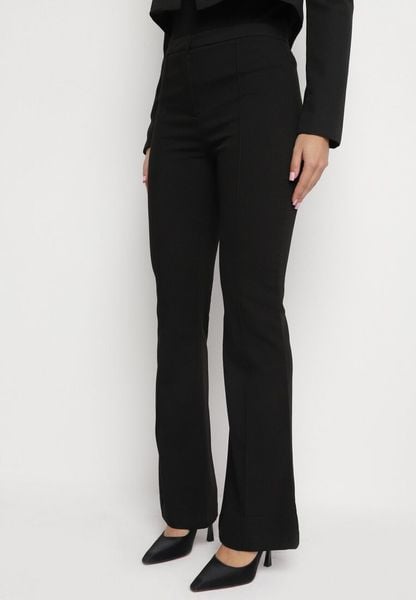 Czarne Spodnie Garniturowe o Fasonie Dzwonów Irithrae. Czarne spodnie materiałowe damskie Born2be, bez wzorów, z jeansu, biznesowe, z podwyższonym stanem, długie. Za 79.99 zł.