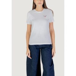 Koszulka crop top Kobieta ONLY ONLADELINA S/S TEE CS JRS. Białe topy damskie ONLY, s, bez wzorów, z bawełny, bez kołnierzyka, bez ramiączek. Za 127.75 zł.