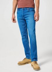 WRANGLER MĘSKIE SPODNIE JEANSOWE GREENSBORO AZURE SKY 112358222 W15Q017440. Niebieskie jeansy męskie Wrangler, z jeansu. Za 229.99 zł.