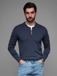 Sweter męski z wiskozą i rozpinanym dekoltem granatowy V4 OM-SWZS-0124 S. Niebieskie swetry męskie Ombre, m, bez wzorów, z wiskozy, bez kołnierzyka, bez ramiączek. Za 287.44 zł.