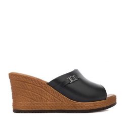 Klapki Lasocki. Czarne klapki damskie Lasocki, bez wzorów, bez obcasa, bez zapięcia. Za 179.99 zł.