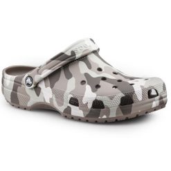 Klapki męskie na basen Crocs CLASSIC PRINTED CAMO. Brązowe klapki męskie Crocs, bez wzorów, bez zapięcia. W wyprzedaży za 219.00 zł.