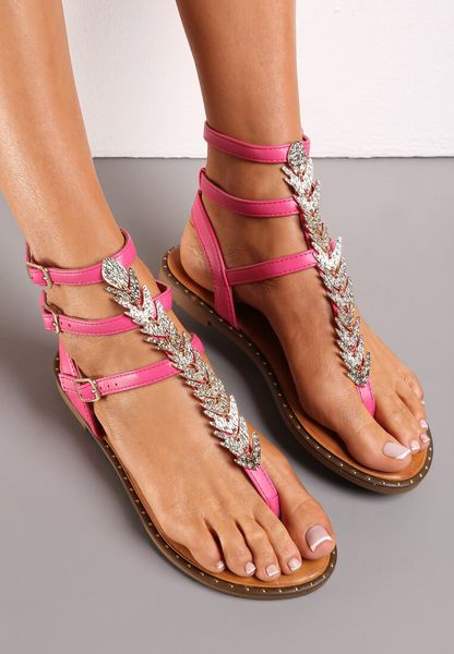 Fuksjowe Sandały Rzymianki z Paskami i Metalową Ozdobą Icasti. Czerwone sandały damskie Renee, z aplikacjami, bez obcasa, na płaskiej podeszwie, bez zapięcia. Za 99.99 zł.