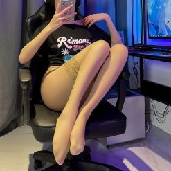 Pończochy samonośne z koronkowym wykończeniem Ingrida. Białe rajstopy i pończochy Intica, bez wzorów, z koronki. Za 44.00 zł.