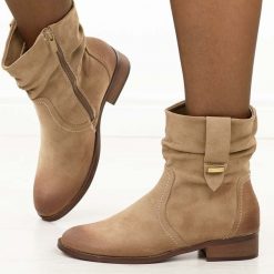 Khaki zamszowe botki damskie Jezzi 9180. Brązowe botki damskie Jezzi, na jesień, bez wzorów, z jeansu, eleganckie, z okrągłym noskiem, bez obcasa, na obcasie, bez zapięcia. W wyprzedaży za 186.15 zł.