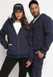 Granatowa Zapinana Bluza z Kapturem i Kieszeniami oraz Haftowanym Napisem Jolion. Niebieskie bluzy męskie Born2be, m, bez wzorów, z kapturem. Za 44.99 zł.