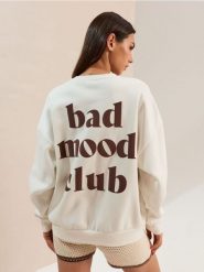 Bluza crewneck z napisem na plecach - kremowy. Białe bluzy damskie Sinsay, l, bez wzorów, bez ramiączek, bez kaptura. Za 39.99 zł.