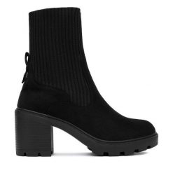 Botki DeeZee. Czarne botki damskie DeeZee, bez wzorów, bez obcasa, na słupku, bez zapięcia. Za 199.99 zł.