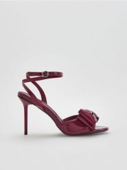Sandały na szpilce - karminowy. Czerwone sandały damskie Reserved, bez wzorów, ze skóry, bez obcasa, na szpilce, bez zapięcia. Za 159.99 zł.
