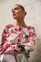 Bluza w kwiaty różowa. Czerwone bluzy damskie MOODO, l, bez wzorów, z bawełny, bez ramiączek, bez kaptura. Za 119.99 zł.