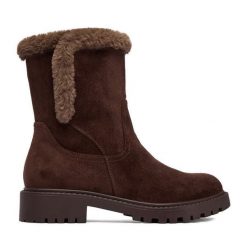 Botki Clara Barson. Brązowe botki damskie Clara Barson, bez wzorów, bez obcasa, na płaskiej podeszwie, bez zapięcia. Za 179.99 zł.