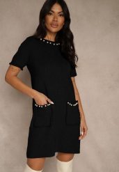 Czarna Sweterkowa Sukienka Trapezowa z Perełkami przy Dekolcie i Kieszeniach Fenatusa. Czarne sukienki damskie Renee, na co dzień, l, bez wzorów, z dzianiny, bez kołnierzyka, bez ramiączek, oversize. Za 89.99 zł.