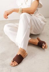 Brązowe Klapki VICES na Płaskiej Podeszwie z Paskiem na Palec i Aplikacją Oriphite. Brązowe klapki damskie Born2be, z aplikacjami, z jeansu, eleganckie, bez obcasa, na płaskiej podeszwie, bez zapięcia. Za 69.99 zł.