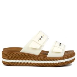 Klapki damskie platformy Crocs BROOKLYN WOVEN BUCKLE. Białe klapki damskie Crocs, na lato, bez wzorów, z materiału, eleganckie, bez obcasa, na platformie, bez zapięcia. Za 229.00 zł.