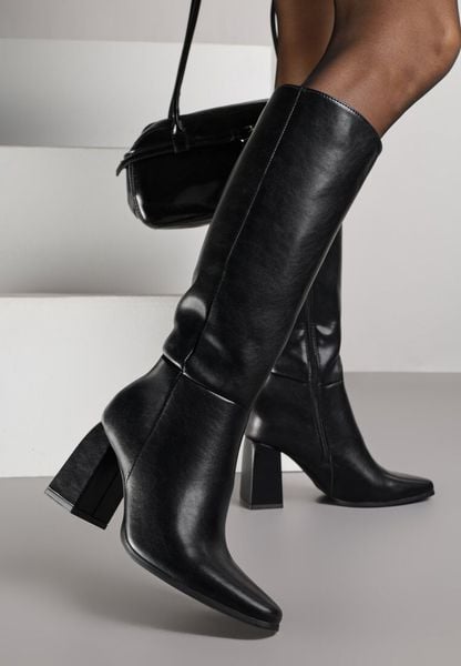 Czarne Skórzane Kozaki VICES do Kolana na Słupku w Eleganckim Stylu Reiandra. Czarne kozaki damskie Renee, bez wzorów, z jeansu, bez obcasa, na obcasie, bez zapięcia. Za 299.99 zł.