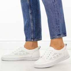 Białe skórzane półbuty damskie Cambell 13302. Białe półbuty damskie Cambell, na jesień, w ażurowe wzory, z jeansu, casualowe, bez obcasa, na płaskiej podeszwie, bez zapięcia. Za 219.00 zł.