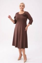 Sukienka Eliza w odcieniach brązu - klasyczna elegancja z nowoczesnym akcentem PLUS SIZE XXL OVERSIZE. Sukienki damskie Moda Size Plus Iwanek, na co dzień, plus size, bez wzorów, z materiału, eleganckie, bez kołnierzyka, plus size, bez ramiączek, maxi, oversize. W wyprzedaży za 239.90 zł.