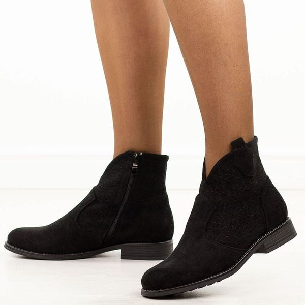 Czarne jesienne zamszowe ażurowe botki damskie S.Barski 52-532. Czarne botki damskie S.BARSKI, na jesień, w ażurowe wzory, z jeansu, eleganckie, z okrągłym noskiem, bez obcasa, na płaskiej podeszwie, bez zapięcia. Za 219.00 zł.