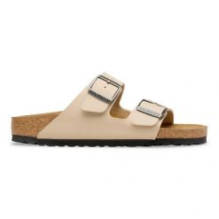 BIRKENSTOCK Arizona BF Sandcastle Klapki damskie. Brązowe klapki damskie Birkenstock, na lato, bez wzorów, z materiału, klasyczne, bez obcasa, bez zapięcia. Za 349.99 zł.
