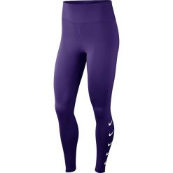 Legginsy w kolorze fioletowym do biegania. Fioletowe legginsy damskie Nike Women, bez wzorów, z materiału. W wyprzedaży za 149.95 zł.