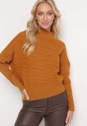 Jasnobrązowy Sweter z Wełną o Asymetrycznym Fasonie z Tłoczeniem Sarositte. Brązowe swetry nierozpinane damskie Born2be, bez wzorów, z wełny, z asymetrycznym kołnierzem, bez ramiączek. Za 159.99 zł.
