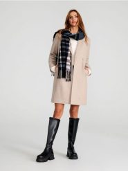 Płaszcz z paskiem - kremowy. Białe płaszcze damskie Sinsay, l, bez wzorów, bez kołnierzyka, bez kaptura. Za 119.99 zł.