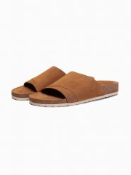Męskie klapki z naturalnego zamszu na korkowej podeszwie - camel V1 - Rozmiar: 45. Brązowe klapki męskie Ombre Clothing, bez wzorów, z jeansu, bez zapięcia. W wyprzedaży za 349.99 zł.