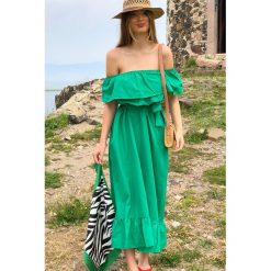 Sukienka MODEIRA GREEN. Zielone sukienki damskie Sukienka MODEIRA GREEN, l, bez wzorów, bez kołnierzyka, bez ramiączek. W wyprzedaży za 69.00 zł.