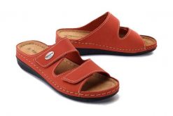 TAMARIS 27510-20 orange, klapki damskie. Brązowe klapki damskie Tamaris, bez wzorów, bez obcasa, bez zapięcia. Za 199.90 zł.