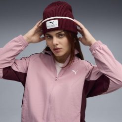 Czapka średniej głębokości PUMA Class PUMA Ruby Shimmer Red. Czerwone czapki damskie Puma, bez wzorów. Za 89.00 zł.