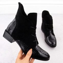 Botki damskie lakierowane kroko czarne Potocki 12498. Czarne botki damskie POTOCKI, bez wzorów, z lakierowanej skóry, bez obcasa, bez zapięcia. Za 124.99 zł.