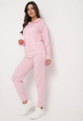Jasnoróżowy Komplet Dresowy Bluza Kangurka z Kapturem i Spodnie Joggery Triasa. Czerwone bluzy damskie Born2be, m, bez wzorów, z dresówki, klasyczne, bez ramiączek, z kapturem. Za 84.99 zł.