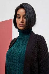 Sweter w warkoczowy splot. Czarne kardigany damskie MOODO, m, bez wzorów, ze splotem, bez kołnierzyka. W wyprzedaży za 64.99 zł.
