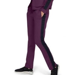 Spodnie treningowe damskie Under Armour Mujer sportowe fioletowe. Fioletowe obuwie sportowe damskie Under Armour, bez wzorów, z elastanu, sportowe. Za 260.70 zł.