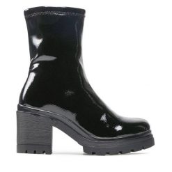 Botki DeeZee. Czarne botki damskie DeeZee, bez wzorów, bez obcasa, na słupku, bez zapięcia. Za 159.99 zł.