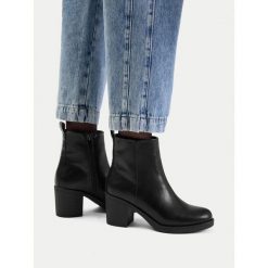 Botki JENNY. Czarne botki damskie Jenny, bez wzorów, bez obcasa, na słupku, bez zapięcia. Za 149.99 zł.