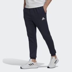 Spodnie dresowe męskie adidas Essentials Fleece Regular Tapered. Białe spodnie sportowe męskie Adidas, m, bez wzorów, z dresówki, na fitness i siłownię. Za 142.00 zł.
