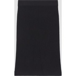 Spódnica w kolorze czarnym. Czarne spódnice damskie Rodier, s, bez wzorów, prążkowane, klasyczne, z standardowym stanem, midi. W wyprzedaży za 152.95 zł.