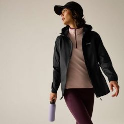 Kurtka trekkingowa damska Pack It Jacket III kieszonkowa przeciwdeszczowa. Czarne kurtki sportowe damskie Regatta, l, bez wzorów, z materiału, bez ramiączek, z kapturem, rowerowe. Za 119.99 zł.