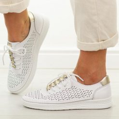 Białe skórzane ażurowe półbuty damskie S.Barski 5992. Białe półbuty damskie S.BARSKI, na lato, w ażurowe wzory, z jeansu, biznesowe, z okrągłym noskiem, bez obcasa, bez zapięcia. W wyprzedaży za 251.10 zł.