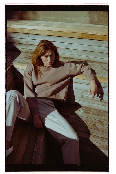 Bluza oversize beżowa. Brązowe bluzy damskie MOODO, l, bez wzorów, z bawełny, bez ramiączek, bez kaptura. W wyprzedaży za 59.99 zł.