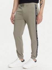 Guess Spodnie dresowe Z2YB19 K6ZS1 Khaki Regular Fit. Brązowe spodnie sportowe męskie Guess, l, z aplikacjami, z bawełny. Za 279.99 zł.