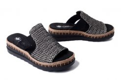 RIEKER V7953-00 black combination, klapki damskie. Czarne klapki damskie Rieker, na lato, bez wzorów, z gumy, bez obcasa, bez zapięcia. Za 329.90 zł.