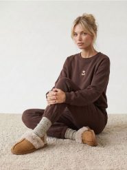 Klapki mule z imitacji zamszu i futerkiem - żółty. Żółte klapki damskie Sinsay, bez wzorów, bez obcasa, bez zapięcia. Za 39.99 zł.