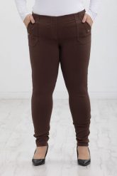 Klasyczne brązowe spodnie Nita ze zwężoną nogawką PLUS SIZE XXL. Brązowe spodnie materiałowe damskie Nasi partnerzy, bez wzorów, z elastanu, biznesowe, plus size, krótkie. Za 159.90 zł.
