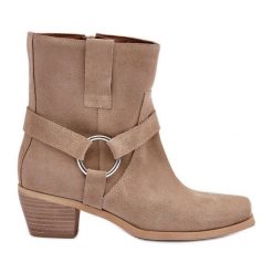 Botki Z Naturalnego Zamszu Na Obcasie Zazoo 3444/2 Jasnobeżowe beżowy. Brązowe botki damskie z aplikacjami, eleganckie, bez obcasa, na obcasie, bez zapięcia. Za 655.57 zł.