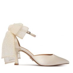 Szpilki Steve Madden. Białe szpilki damskie Steve Madden, bez wzorów, bez obcasa, na szpilce, bez zapięcia. Za 729.99 zł.