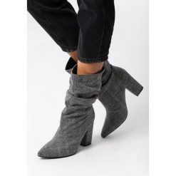 Szare Botki Go To A Funfair. Szare botki damskie Born2be, bez wzorów, eleganckie, ze szpiczastym noskiem, bez obcasa, na obcasie, bez zapięcia. Za 149.99 zł.