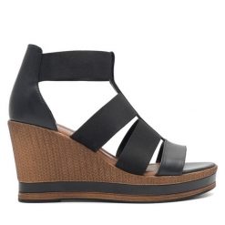 Sandały Lasocki. Czarne sandały damskie Lasocki, bez wzorów, bez obcasa, na koturnie, bez zapięcia. Za 189.99 zł.
